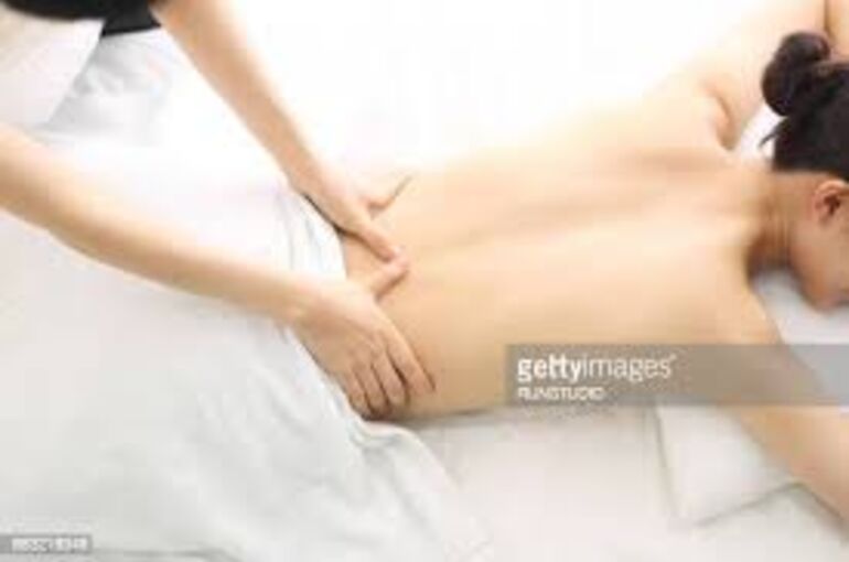 woman-receiving-back-massage-picture-id883219348