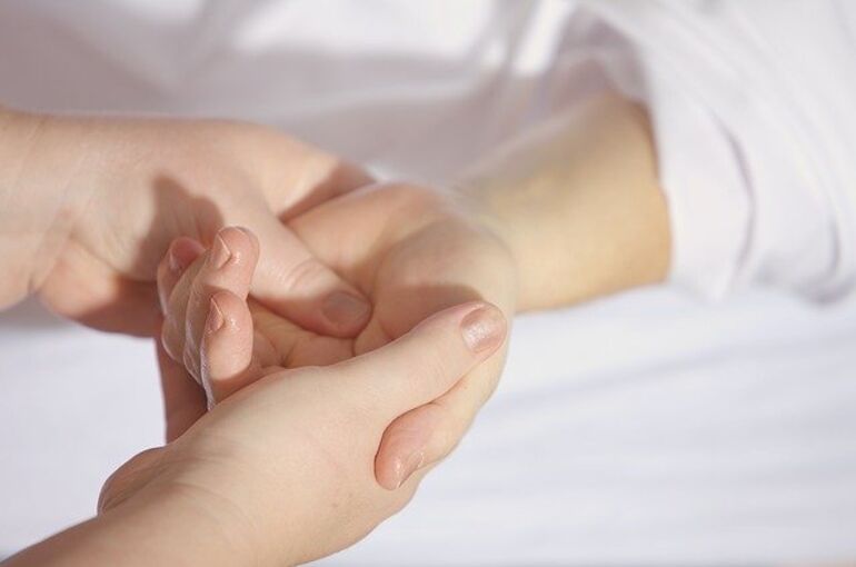 hands-g833b247af_640